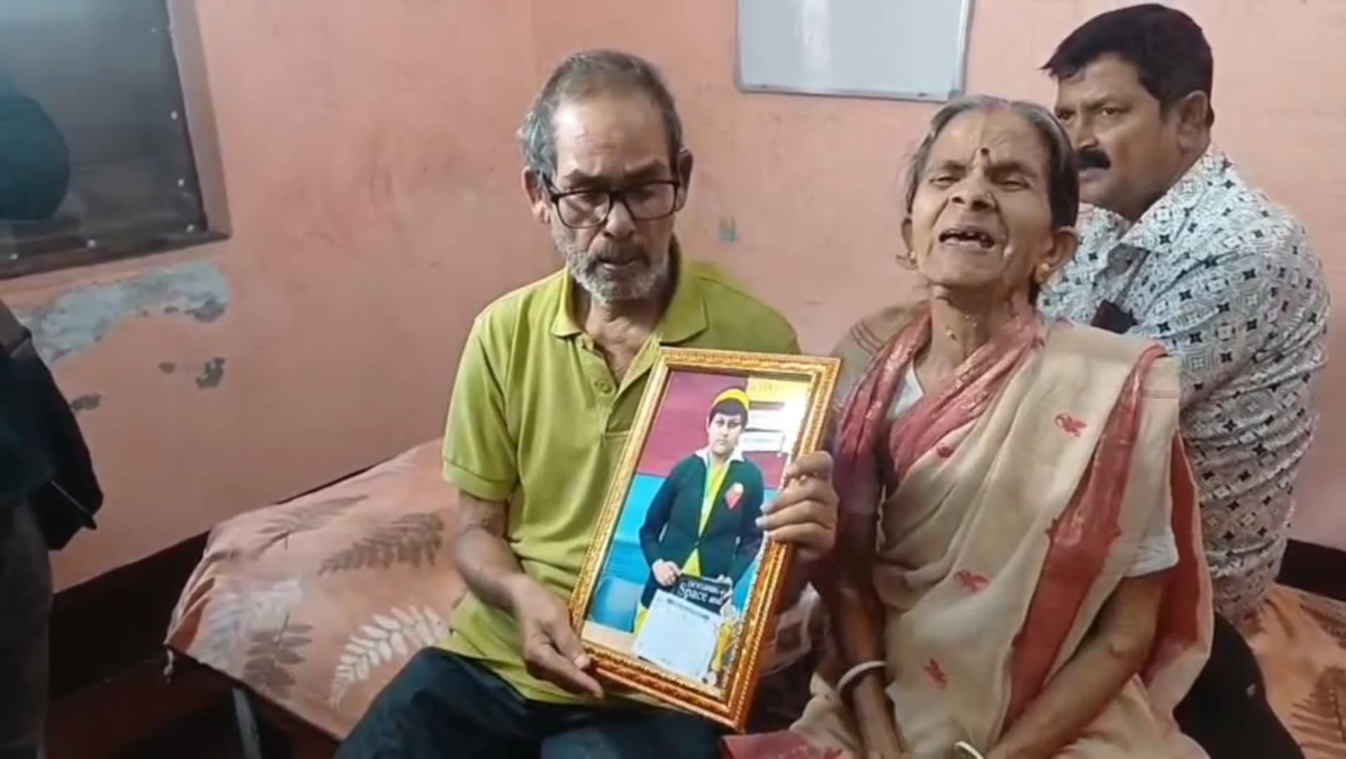 মাধ্যমিকে সেরার তালিকায় থৈবির নাম থাকলেও, আজ শুধু শোকের ছায়া শিল্পাঞ্চলে মাধ্যমিকে সেরার তালিকায় থৈবির নাম থাকলেও, আজ শুধু শোকের ছায়া শিল্পাঞ্চলে