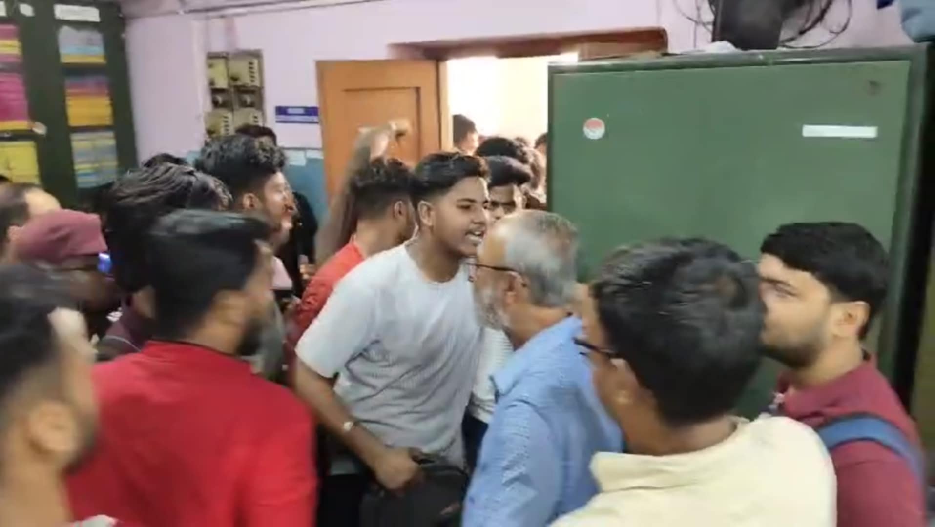রাজ্যে শিক্ষক আন্দোলন চলাকালীন রাণীগঞ্জের এক কলেজে শিক্ষকদের সঙ্গে পড়ুয়ার বচসা ঘিরে উত্তেজনা কলেজ চত্বরে রাজ্যে শিক্ষক আন্দোলন চলাকালীন রাণীগঞ্জের এক কলেজে শিক্ষকদের সঙ্গে পড়ুয়ার বচসা ঘিরে উত্তেজনা কলেজ চত্বরে