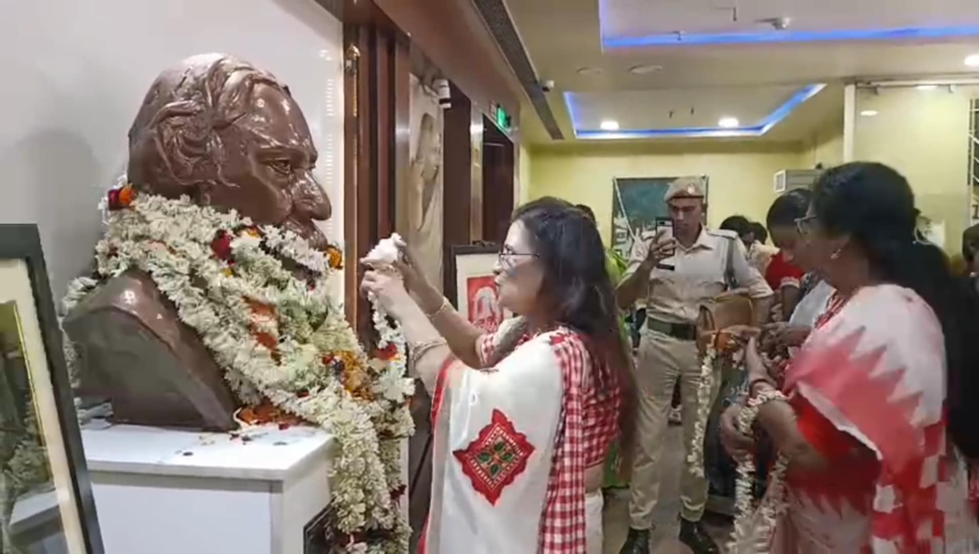 পুরনিগমের পক্ষ থেকে রবীন্দ্রনাথ ঠাকুরের জন্মজয়ন্তী উদযাপন পুরনিগমের পক্ষ থেকে রবীন্দ্রনাথ ঠাকুরের জন্মজয়ন্তী উদযাপন