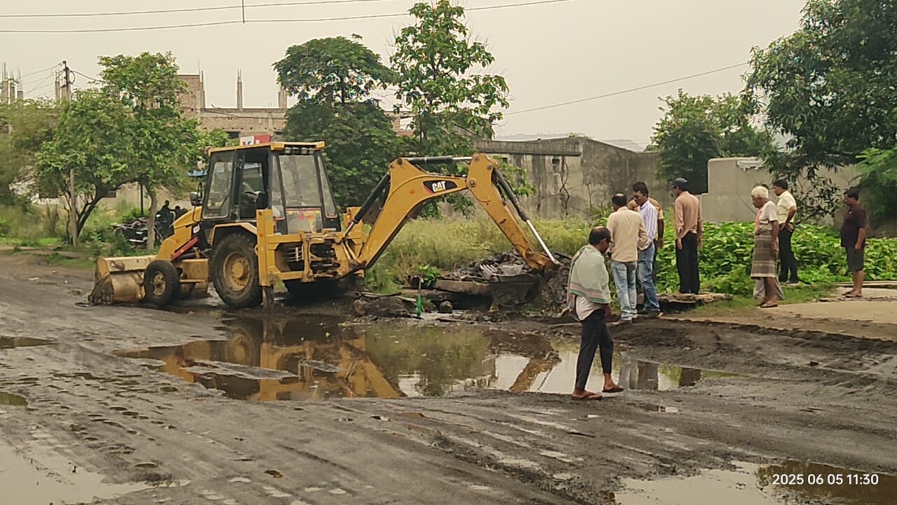 দেন্দুয়া-চৌরাঙ্গীর জরাজীর্ণ রাস্তার সংস্কার কাজ শুরু দেন্দুয়া-চৌরাঙ্গীর জরাজীর্ণ রাস্তার সংস্কার কাজ শুরু