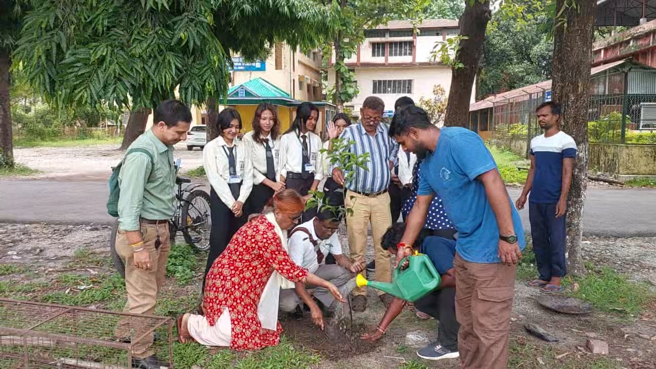 “প্লাস্টিক দূষণের অবসান, উপায়ে গাছ লাগান”, এরমধ্য দিয়ে পরিবেশ দিবস পালন শিলিগুড়ি কলেজে “প্লাস্টিক দূষণের অবসান, উপায়ে গাছ লাগান”, এরমধ্য দিয়ে পরিবেশ দিবস পালন শিলিগুড়ি কলেজে