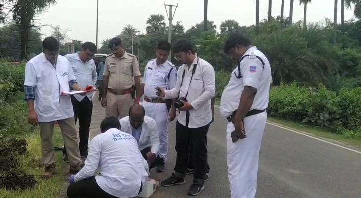 সীতারামপুরে যুবকের রহস্যজনক মৃত্যুর ঘটনায় চার সদস্যের ফরেন্সিক দল,নমুনা সংগ্রহ সীতারামপুরে যুবকের রহস্যজনক মৃত্যুর ঘটনায় চার সদস্যের ফরেন্সিক দল,নমুনা সংগ্রহ