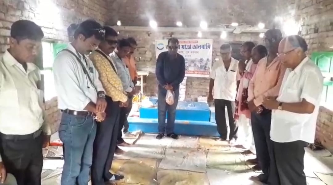 অপেশাদার যাত্রা শিল্পীদের পাশে ‘আমরা যাত্রা ভালবাসি’ সংস্থা অপেশাদার যাত্রা শিল্পীদের পাশে ‘আমরা যাত্রা ভালবাসি’ সংস্থা