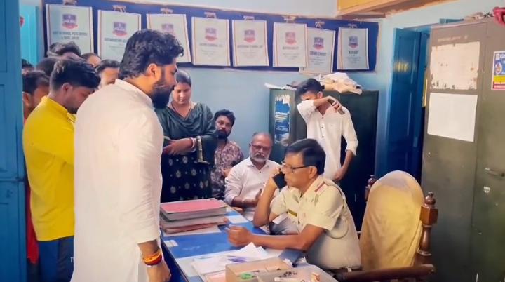 রূপনারায়নপুরে অরিজিতের ‘হিরোইজম’ নাকি হাস্যকর নাটক? রাজনৈতিক প্রচারে বিজেপি নেতার অদ্ভুত কাণ্ড! রূপনারায়নপুরে অরিজিতের ‘হিরোইজম’ নাকি হাস্যকর নাটক? রাজনৈতিক প্রচারে বিজেপি নেতার অদ্ভুত কাণ্ড!