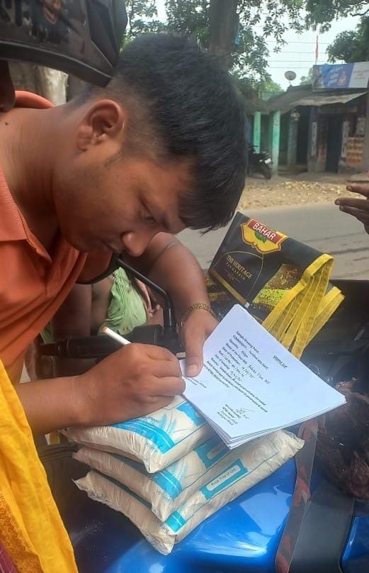 বারভুইয়ে নিম্নমানের আটায় ক্ষুব্ধ গ্রামবাসী,তদন্তে নামল প্রশাসন, নমুনা সংগ্রহ বারভুইয়ে নিম্নমানের আটায় ক্ষুব্ধ গ্রামবাসী,তদন্তে নামল প্রশাসন, নমুনা সংগ্রহ