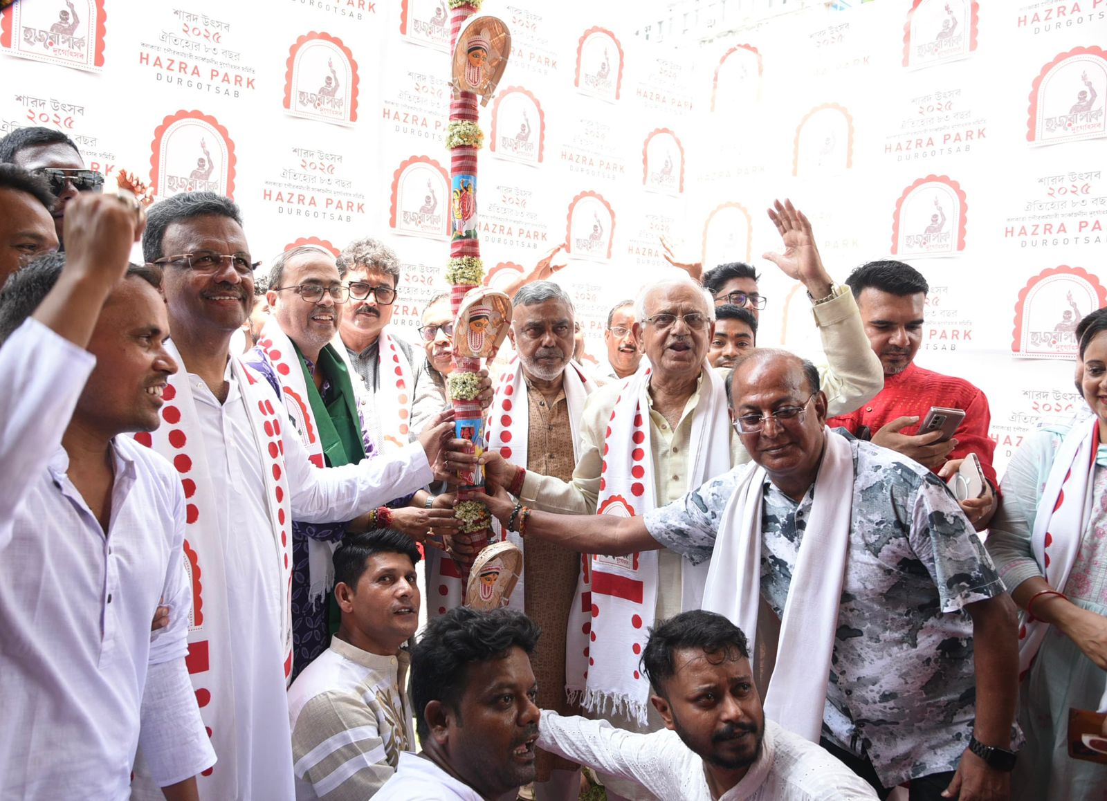 হাজরা পার্ক দুর্গোৎসবে খুঁটি পুজোর মাধ্যমে দুর্গা পুজোর যবনিকা উন্মোচন হল হাজরা পার্ক দুর্গোৎসবে খুঁটি পুজোর মাধ্যমে দুর্গা পুজোর যবনিকা উন্মোচন হল