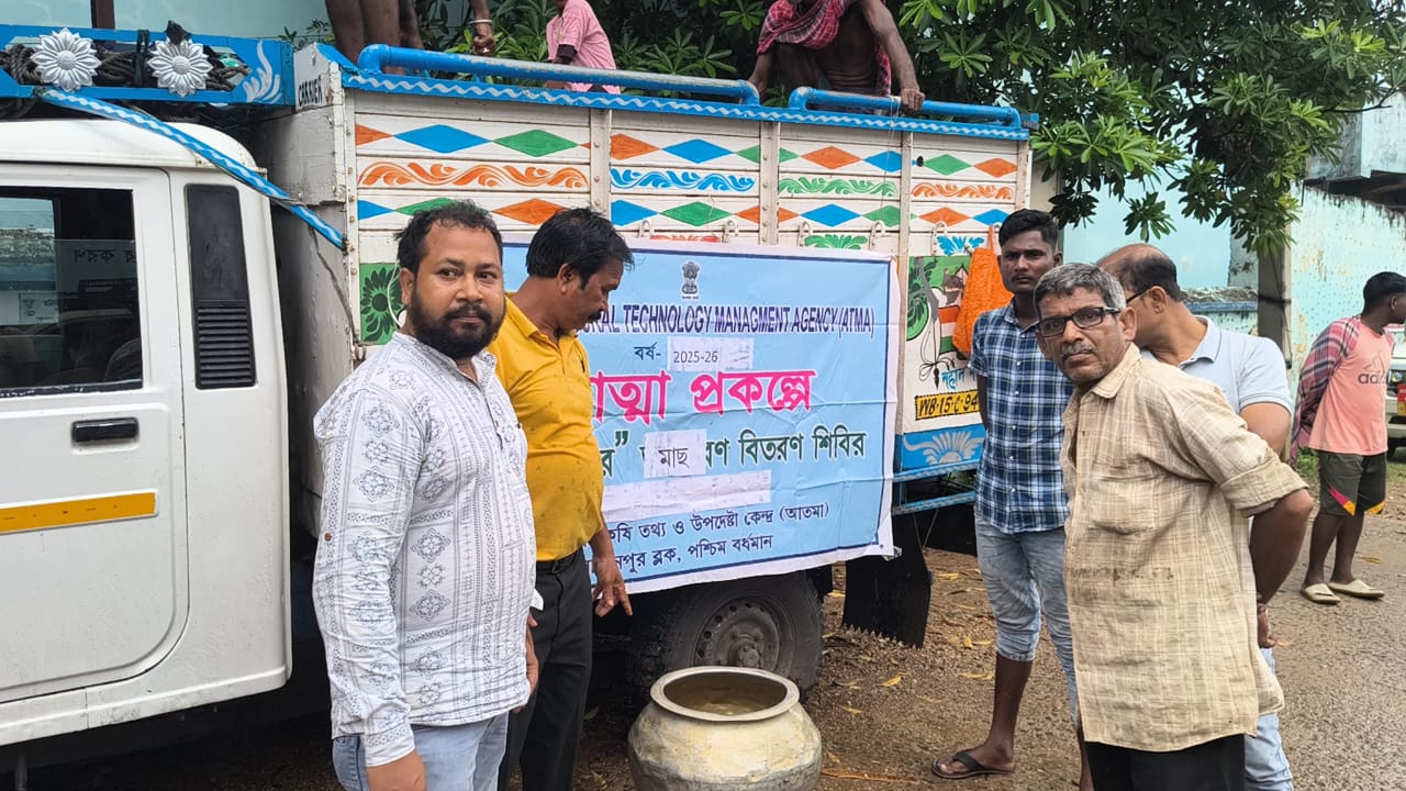 সালানপুরে মাছের চারা বিতরণ সালানপুরে মাছের চারা বিতরণ