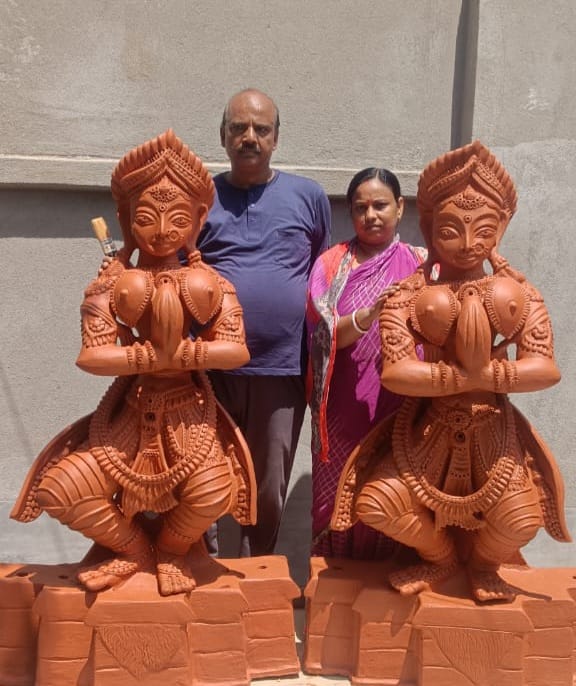 পোড়ামাটির তৈরি ‘সাদর অভ্যর্থনা’ মূর্তি সাড়া ফেলেছে শিল্প মহলে পোড়ামাটির তৈরি ‘সাদর অভ্যর্থনা’ মূর্তি সাড়া ফেলেছে শিল্প মহলে