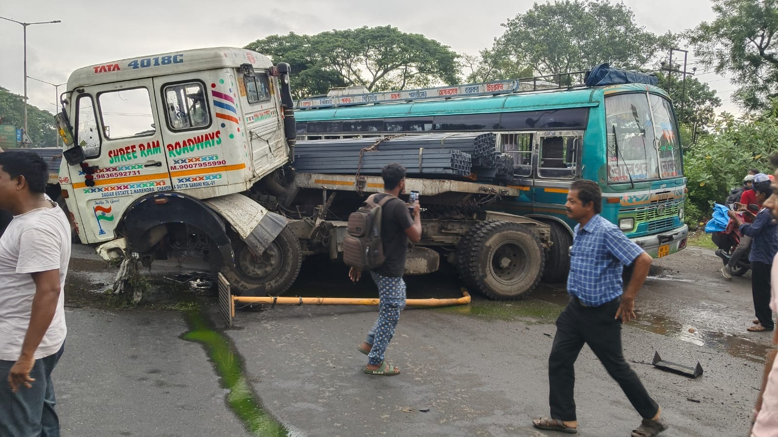 পথ দুর্ঘটনা,, যাত্রীবাহী বাস ও ট্রেলারের সংঘর্ষ পথ দুর্ঘটনা,, যাত্রীবাহী বাস ও ট্রেলারের সংঘর্ষ