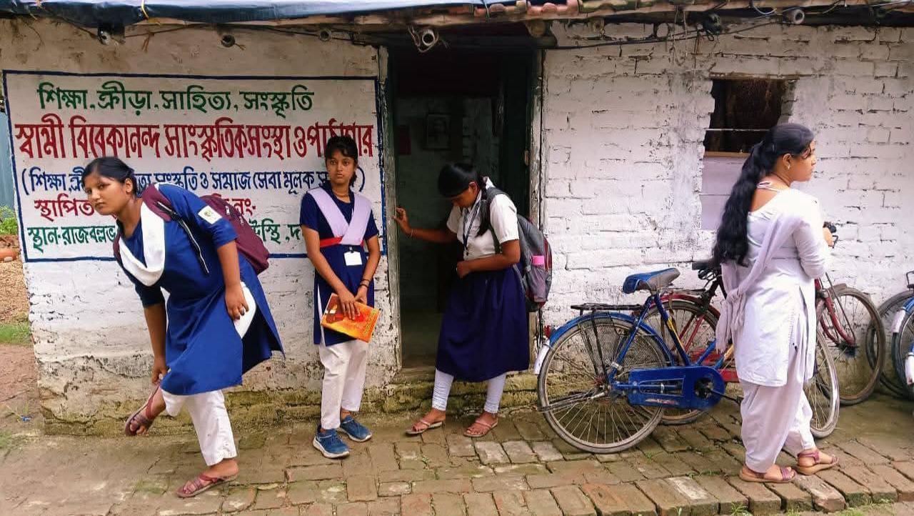 শিশুদের বই মুখী করতে বিবেকানন্দ কালচারাল ফোরাম ও পাঠাগারের অভিনব উদ্যোগ শিশুদের বই মুখী করতে বিবেকানন্দ কালচারাল ফোরাম ও পাঠাগারের অভিনব উদ্যোগ