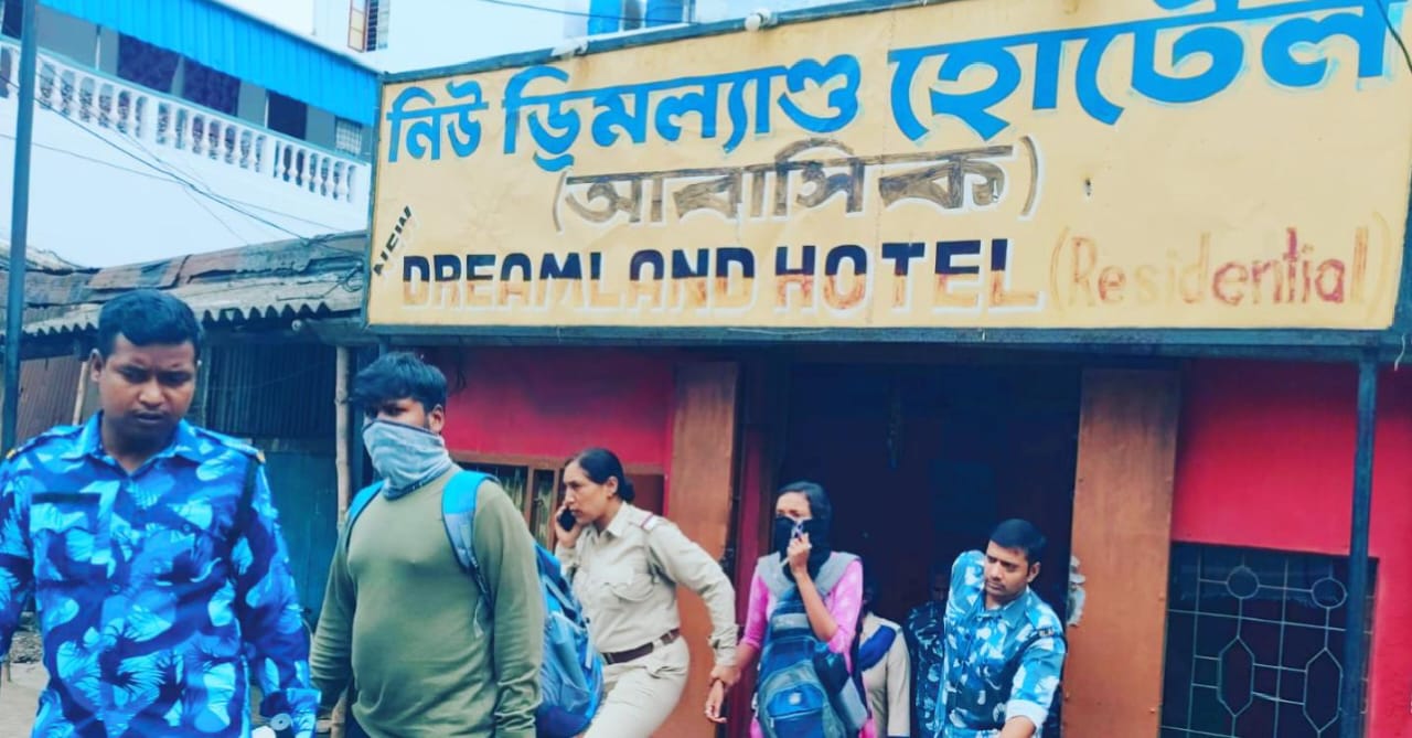 ডায়মন্ড হারবারে জেটি ঘাটের কাছে আবাসিক হোটেলে মধুচক্র পুলিশে হানায় আটক বেশ কয়েকজন যুবক-যুবতী ডায়মন্ড হারবারে জেটি ঘাটের কাছে আবাসিক হোটেলে মধুচক্র পুলিশে হানায় আটক বেশ কয়েকজন যুবক-যুবতী