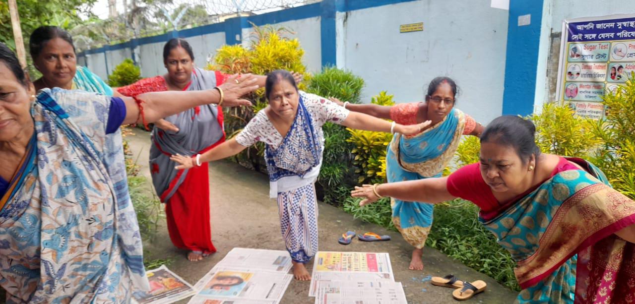 বিশ্ব যোগাদিবস উপলক্ষে মাঝবয়সী ও বয়স্কাদের শরীর ও মন ভালো রাখার জন্য যোগা প্রশিক্ষন বিশ্ব যোগাদিবস উপলক্ষে মাঝবয়সী ও বয়স্কাদের শরীর ও মন ভালো রাখার জন্য যোগা প্রশিক্ষন