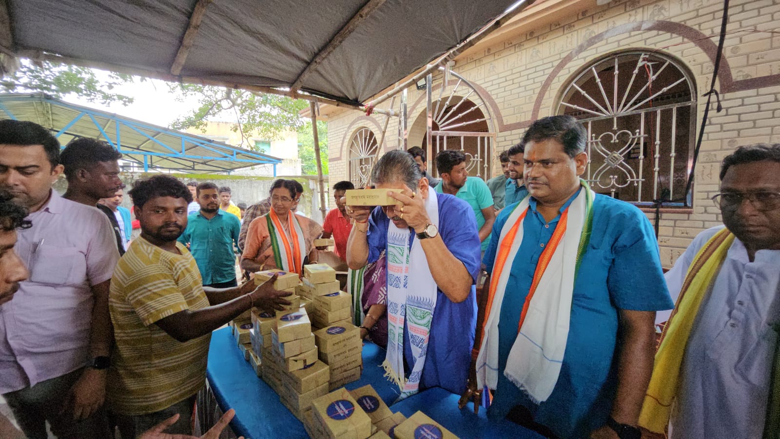 বিধায়কের হাত দিয়ে দিঘার জগন্নাথ মন্দিরের প্রসাদ বিতরণ শুরু হলো পাণ্ডবেশ্বর জুড়ে বিধায়কের হাত দিয়ে দিঘার জগন্নাথ মন্দিরের প্রসাদ বিতরণ শুরু হলো পাণ্ডবেশ্বর জুড়ে