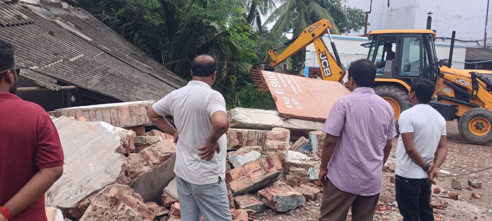 অবৈধ নির্মাণ উচ্ছেদ ও সংস্কার কাজ শুরু অবৈধ নির্মাণ উচ্ছেদ ও সংস্কার কাজ শুরু