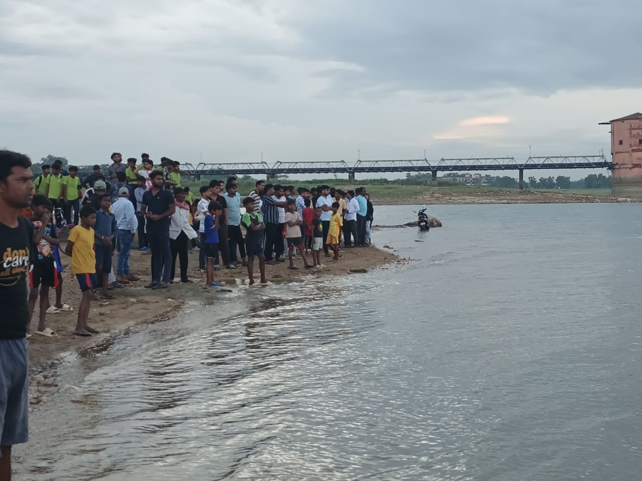 মাইথন ড্যামে স্নান করতে নেমে জলে ডুবে মৃত্যু এক যুবকের মাইথন ড্যামে স্নান করতে নেমে জলে ডুবে মৃত্যু এক যুবকের