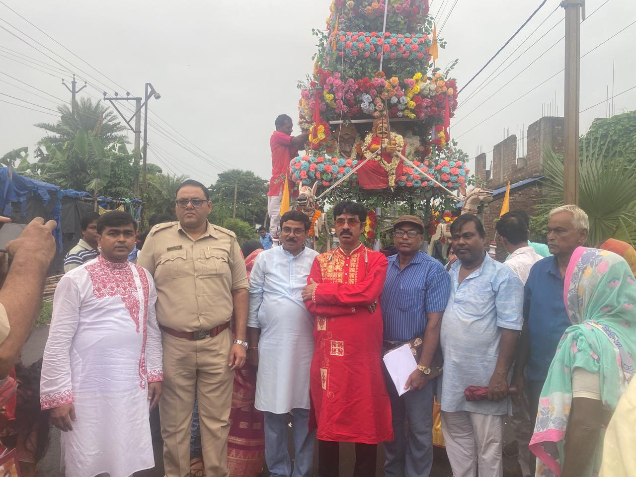 রামনগর থানা এলাকায় এই রথযাত্রার সূচনা করেন রামনগর থানার ওসি ও ব্লক সভাপতি রামনগর থানা এলাকায় এই রথযাত্রার সূচনা করেন রামনগর থানার ওসি ও ব্লক সভাপতি