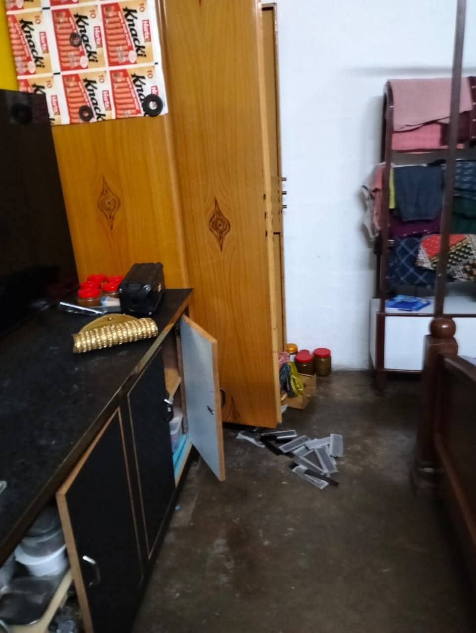 শহরে চুরির উৎসব: পুলিশ ও আরপিএফের নাকের ডগায় দুষ্কৃতীদের তাণ্ডব শহরে চুরির উৎসব: পুলিশ ও আরপিএফের নাকের ডগায় দুষ্কৃতীদের তাণ্ডব