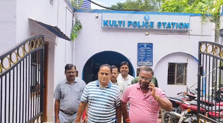 মুখ্যমন্ত্রীকে অপমান, প্রতিবাদে কুলটি ব্লক তৃণমূল কংগ্রেসের তরফে থানায় অভিযোগ দায়ের মুখ্যমন্ত্রীকে অপমান, প্রতিবাদে কুলটি ব্লক তৃণমূল কংগ্রেসের তরফে থানায় অভিযোগ দায়ের