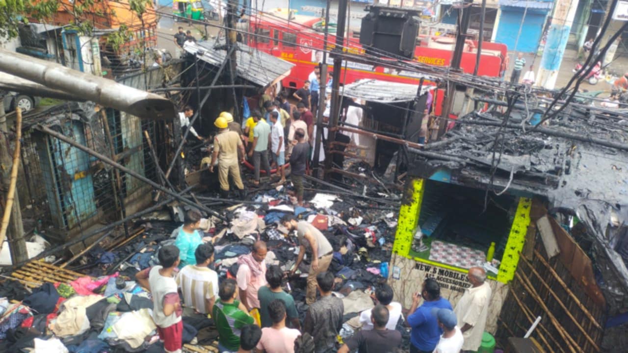 সাতসকালে আসানসোল বাজারে অগ্নিকাণ্ড সাতসকালে আসানসোল বাজারে অগ্নিকাণ্ড