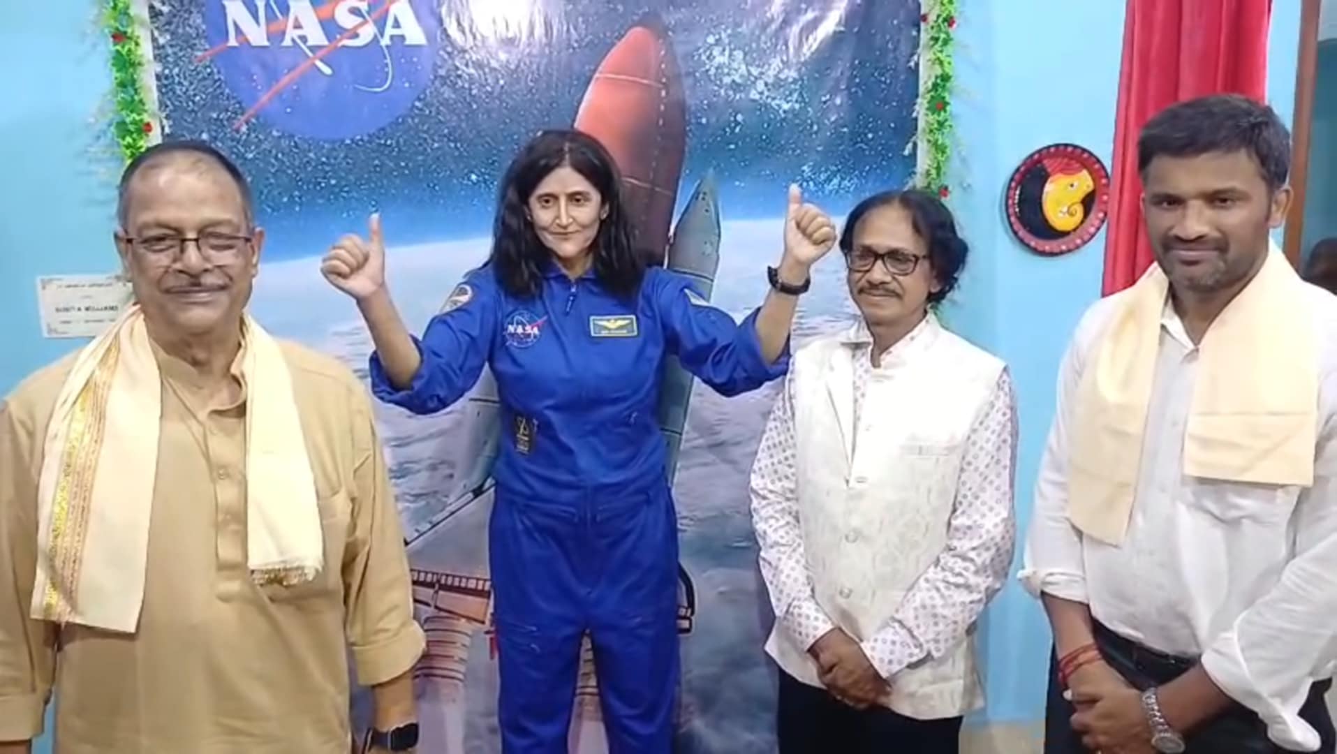 নাসার মহাকাশচারী সুনিতা উইলিয়ামসের মোমের মূর্তি উদ্বোধনে মন্ত্রী মলয় ঘটক নাসার মহাকাশচারী সুনিতা উইলিয়ামসের মোমের মূর্তি উদ্বোধনে মন্ত্রী মলয় ঘটক