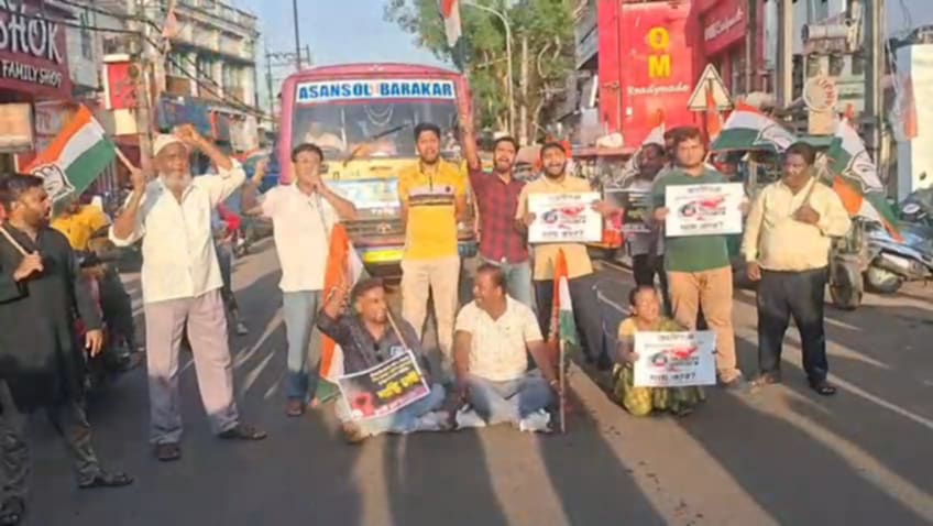 কালীগঞ্জের আঁচ কুলটিতে, পথ অবরোধ করে বিক্ষোভ কংগ্রেসের কালীগঞ্জের আঁচ কুলটিতে, পথ অবরোধ করে বিক্ষোভ কংগ্রেসের