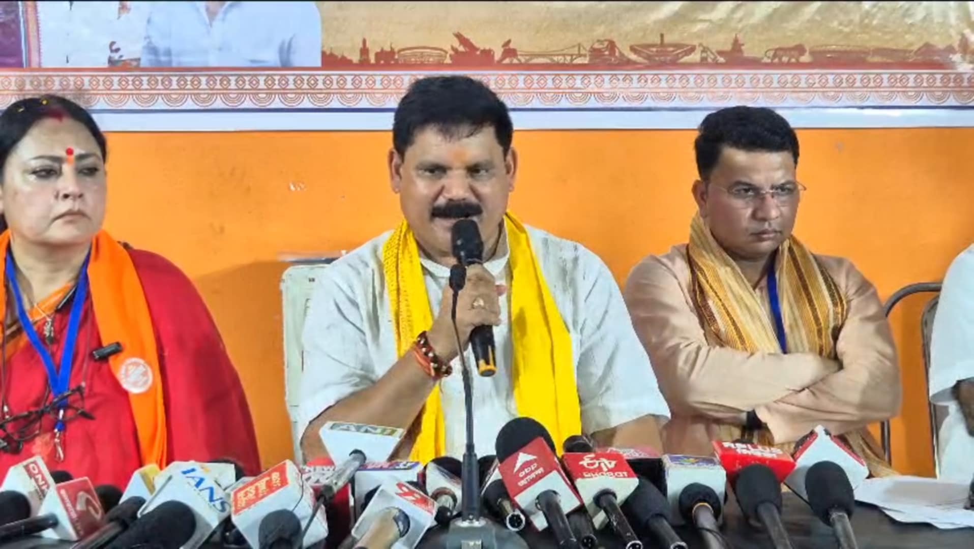 বিজেপি কর্মীদের উৎসাহিত করতে আসানসোলে বিজেপির কয়লা প্রতিমন্ত্রী বিজেপি কর্মীদের উৎসাহিত করতে আসানসোলে বিজেপির কয়লা প্রতিমন্ত্রী