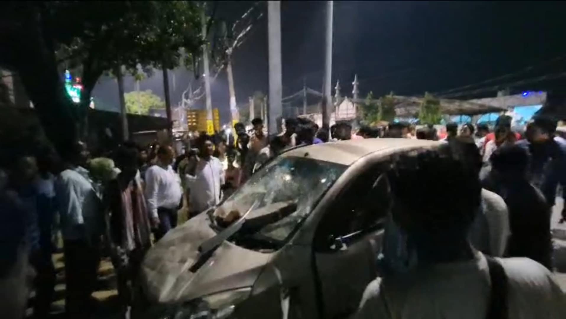 ছোট্ট বিবাদকে কেন্দ্র করে উত্তেজনা ও গাড়ি ভাঙচুর, ঘটনাস্থলে পুলিশ, আটক ৬ ছোট্ট বিবাদকে কেন্দ্র করে উত্তেজনা ও গাড়ি ভাঙচুর, ঘটনাস্থলে পুলিশ, আটক ৬