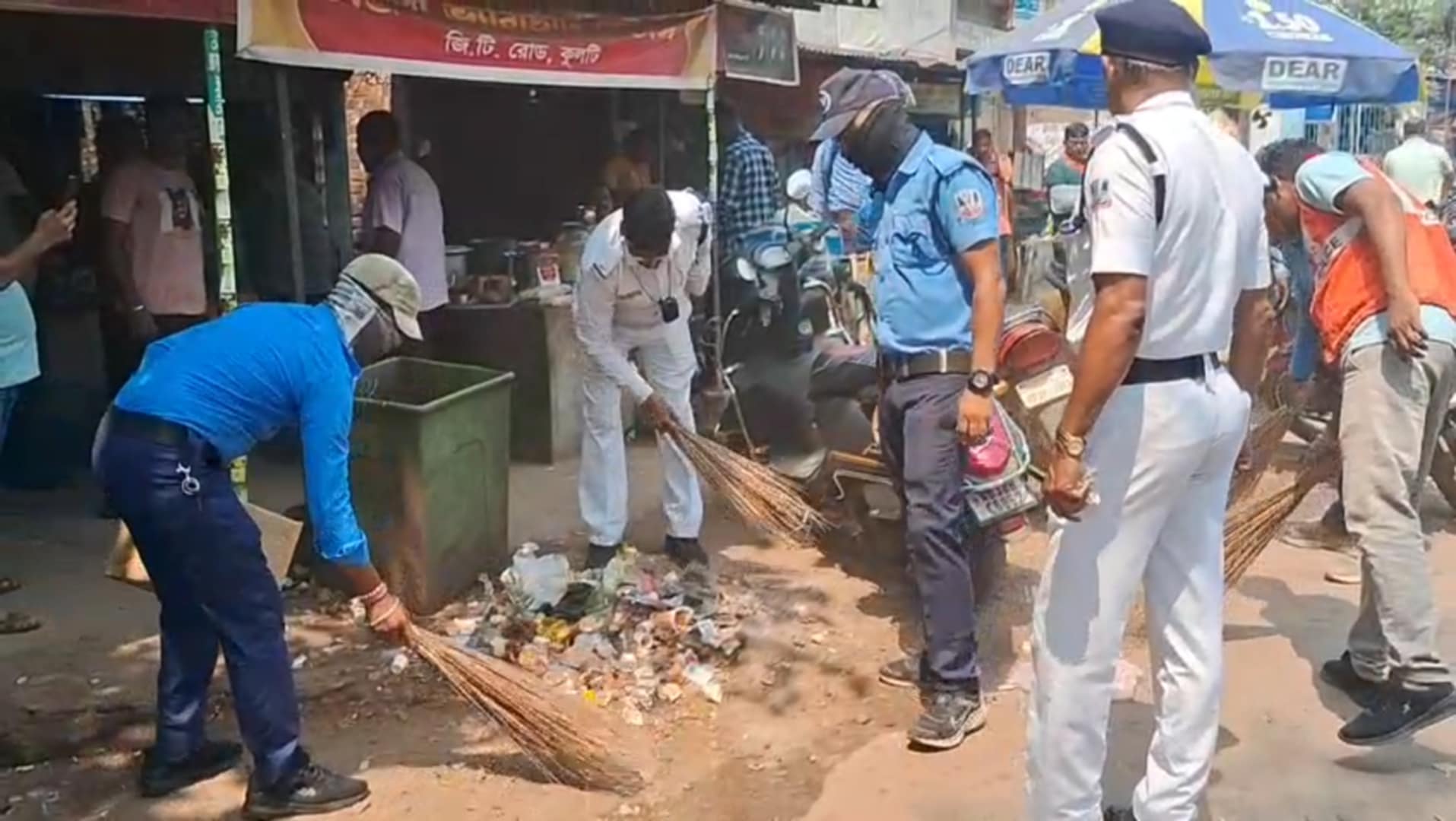 কুলটি ট্রাফিক গার্ড পুলিশ ও ট্রাফিক গার্ডের সিভিক পুলিশের সাফাই অভিযান কর্মসূচি কুলটি ট্রাফিক গার্ড পুলিশ ও ট্রাফিক গার্ডের সিভিক পুলিশের সাফাই অভিযান কর্মসূচি