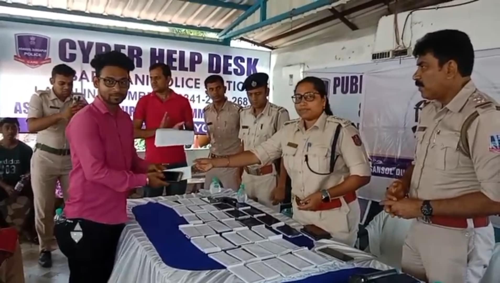 বারাবনী থানার পক্ষ থেকে হারিয়ে যাওয়া ৪০ টি মোবাইল ফোন ফেরত দেওয়া হলো ফোন মালিকদের হাতে বারাবনী থানার পক্ষ থেকে হারিয়ে যাওয়া ৪০ টি মোবাইল ফোন ফেরত দেওয়া হলো ফোন মালিকদের হাতে