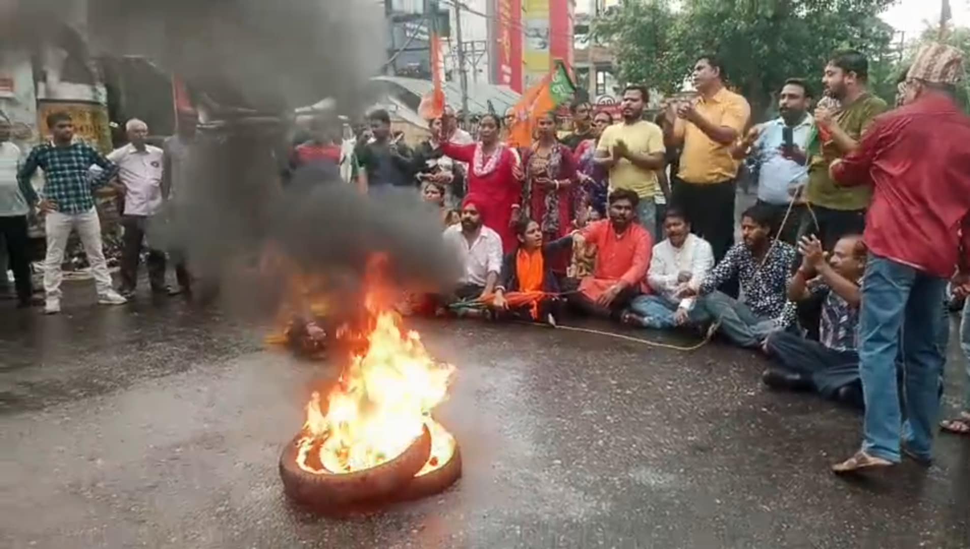 কসবা কাণ্ডের প্রতিবাদে টায়ার জ্বালিয়ে বিক্ষোভ বিজেপির কসবা কাণ্ডের প্রতিবাদে টায়ার জ্বালিয়ে বিক্ষোভ বিজেপির
