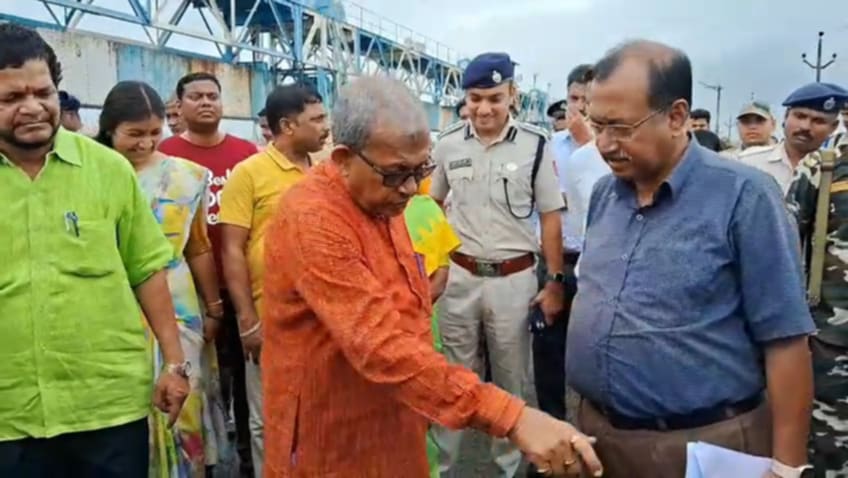 দুর্গাপুর ব্যারেজের নবনির্মিত রাস্তা ও পরিস্থিতি পরিদর্শনে সেচ মন্ত্রী মানষ ভূঁইয়া দুর্গাপুর ব্যারেজের নবনির্মিত রাস্তা ও পরিস্থিতি পরিদর্শনে সেচ মন্ত্রী মানষ ভূঁইয়া