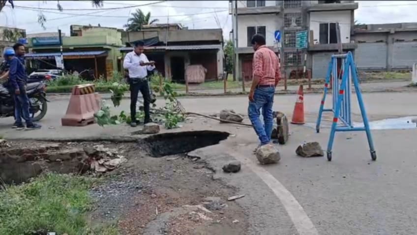 জাতীয় সড়কের সার্ভিস রোডের ব্যস্ততম রাস্তায় ধস জাতীয় সড়কের সার্ভিস রোডের ব্যস্ততম রাস্তায় ধস