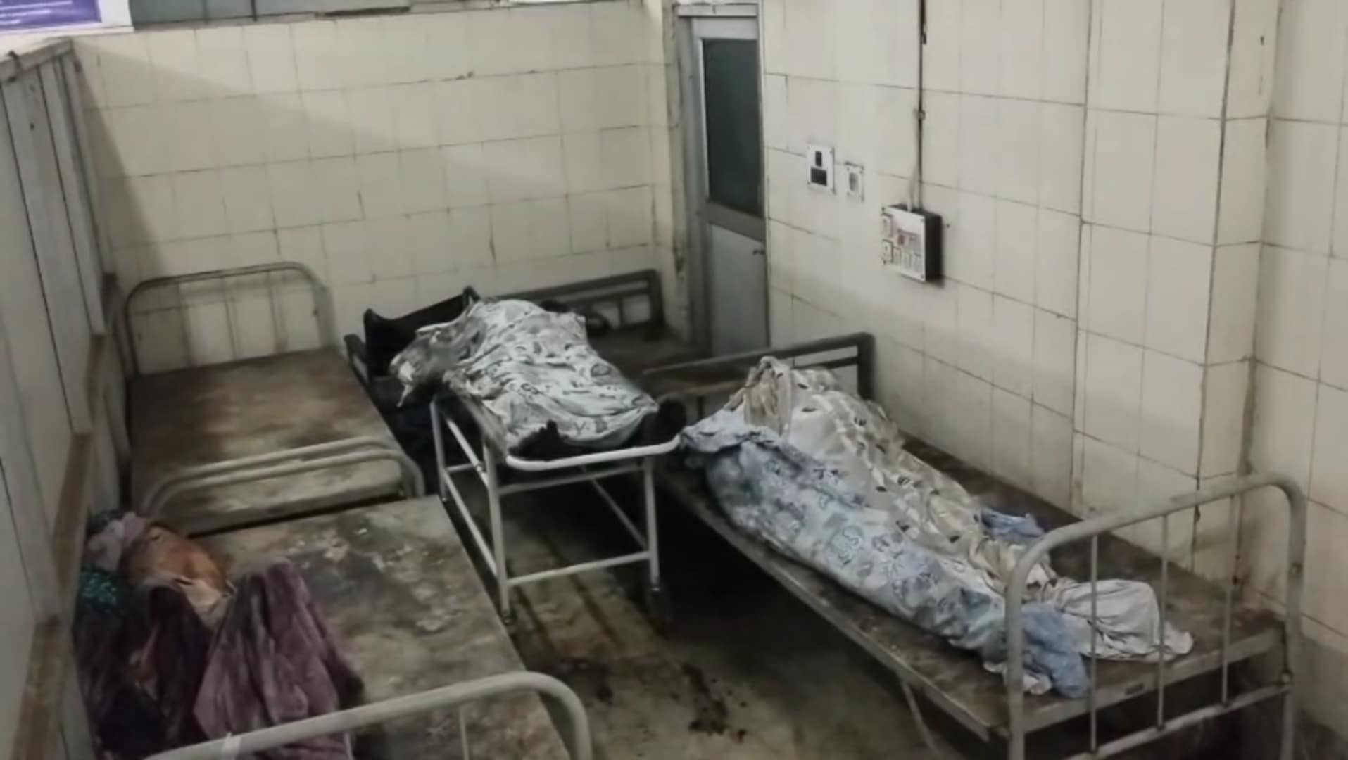 আসানসোলে ভয়াবহ অগ্নিকাণ্ডে পুড়ে মৃত্যু তিন, আশঙ্কাজনক অবস্থায় ১ আসানসোলে ভয়াবহ অগ্নিকাণ্ডে পুড়ে মৃত্যু তিন, আশঙ্কাজনক অবস্থায় ১