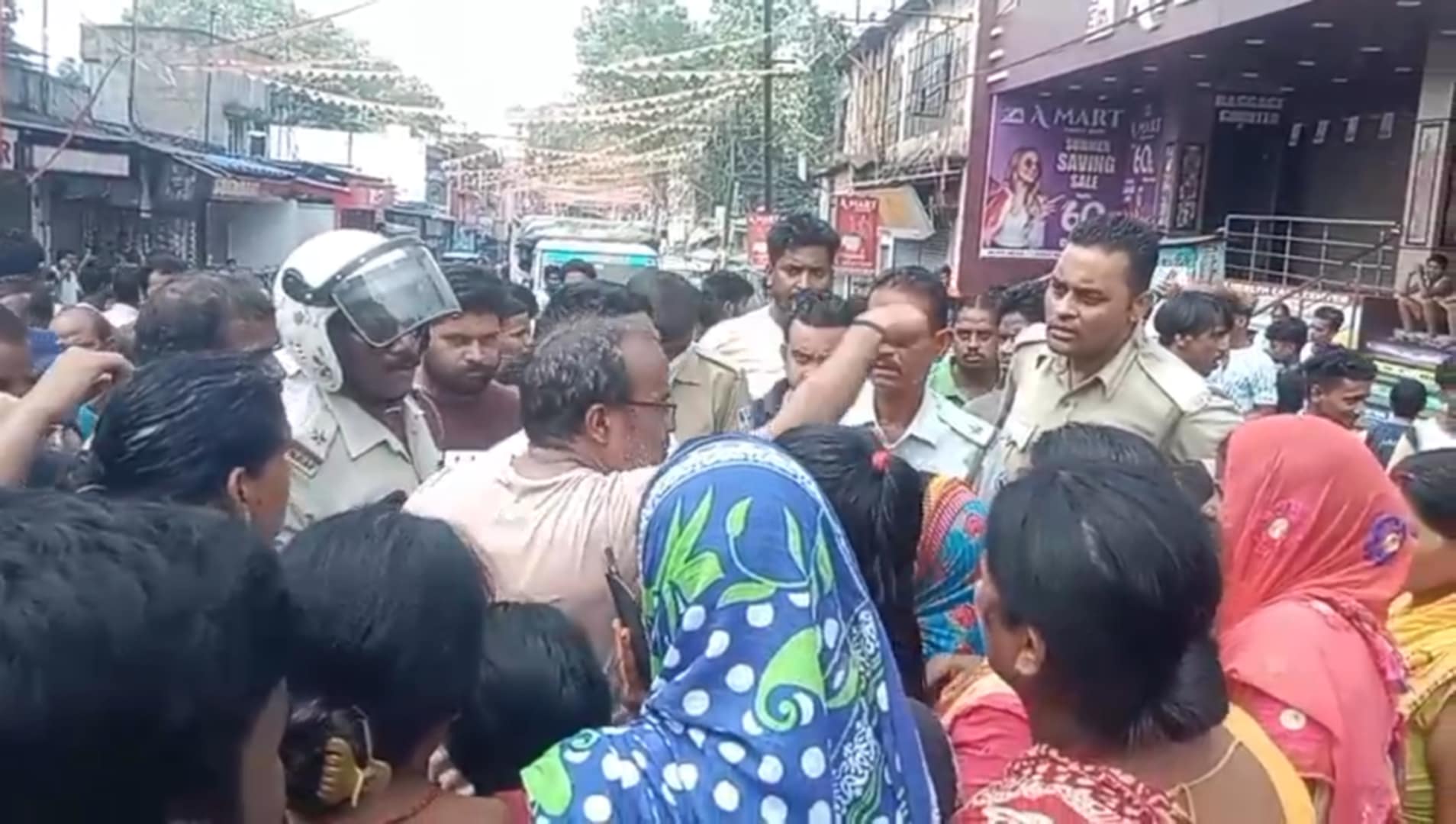 পানীয় জলের দাবিতে বরাকর স্টেশন রোড অবরোধ করে বিক্ষোভ গ্রামবাসীদের পানীয় জলের দাবিতে বরাকর স্টেশন রোড অবরোধ করে বিক্ষোভ গ্রামবাসীদের
