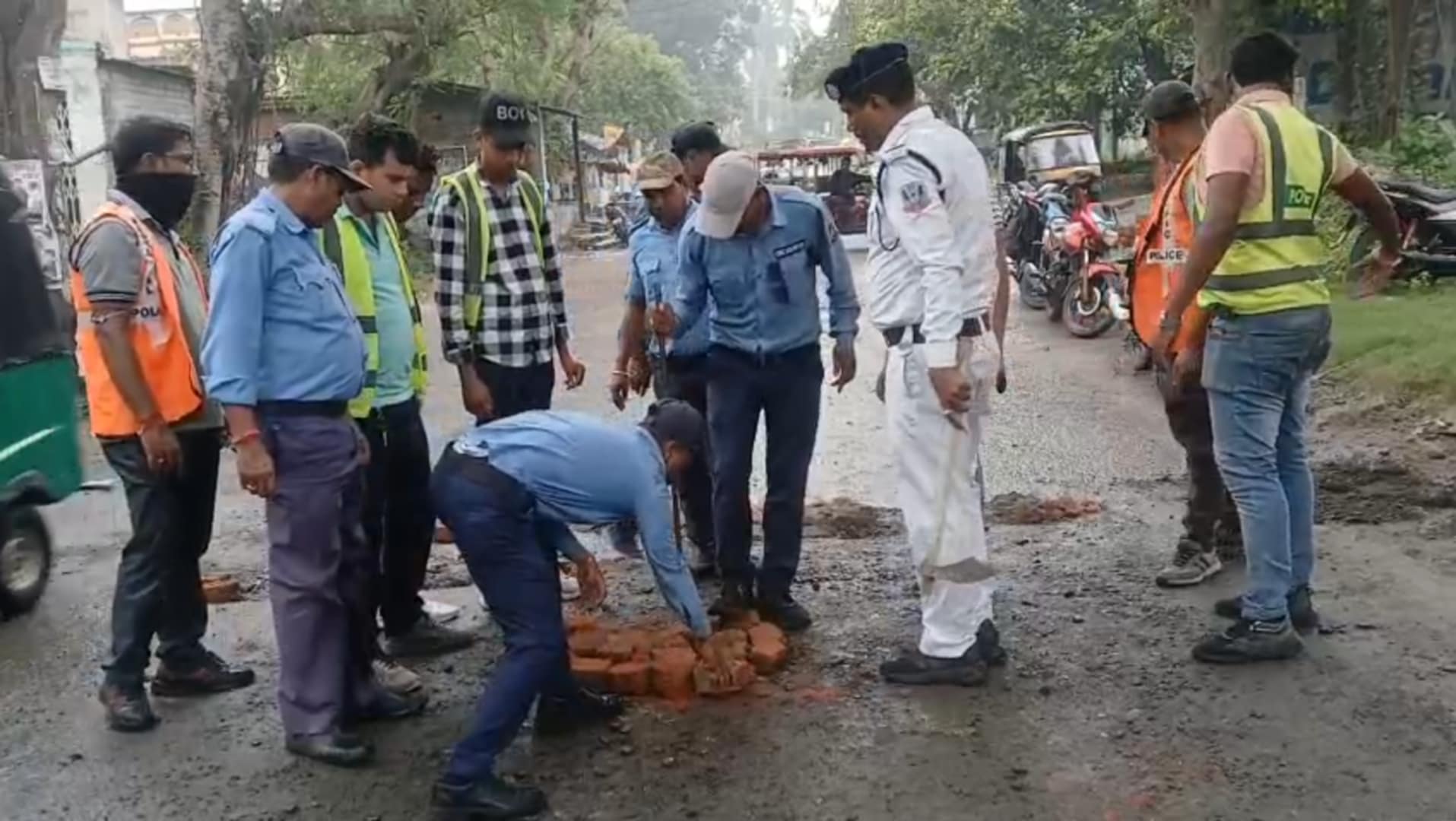 দুর্ঘটনা থেকে বাঁচাতে এবার রাস্তা ঠিক করতে হাত লাগলো পুলিশ দুর্ঘটনা থেকে বাঁচাতে এবার রাস্তা ঠিক করতে হাত লাগলো পুলিশ
