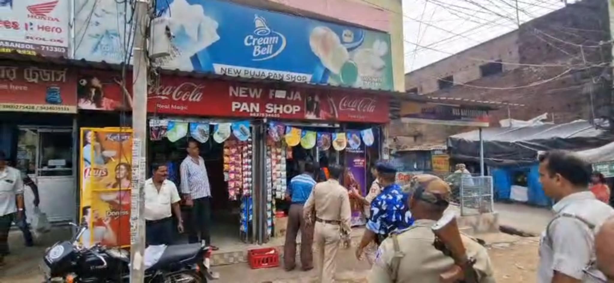বিদেশী সিগারেট বিক্রির অভিযোগে আসানসোলের এক দোকানে এনফোর্সমেন্ট ব্রাঞ্চের হানা বিদেশী সিগারেট বিক্রির অভিযোগে আসানসোলের এক দোকানে এনফোর্সমেন্ট ব্রাঞ্চের হানা
