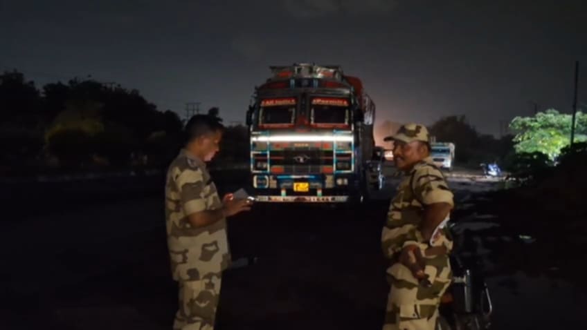 কয়লা বোঝায় ট্রাক আটক করে পুলিশের হাতে তুলে দিল সিআইএসএফ কয়লা বোঝায় ট্রাক আটক করে পুলিশের হাতে তুলে দিল সিআইএসএফ