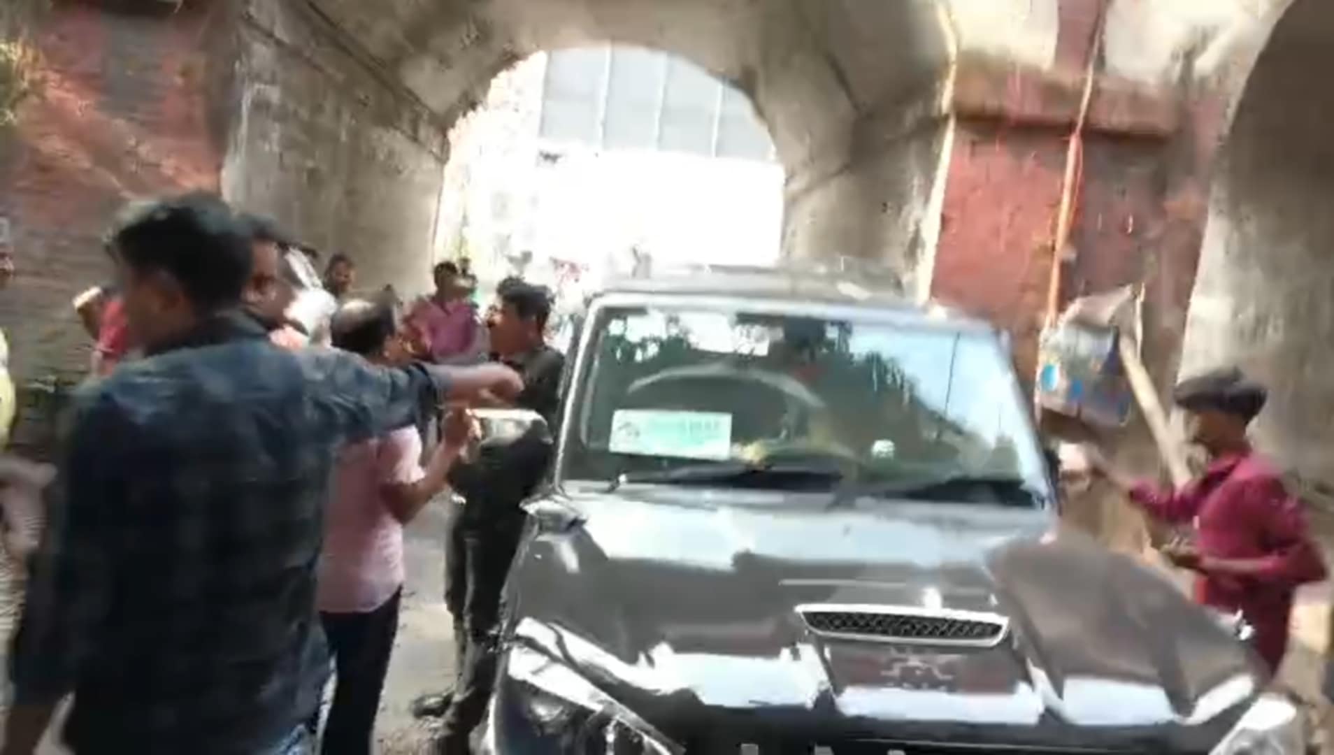 পথ দুর্ঘটনাকে কেন্দ্র করে উত্তেজনা পথ দুর্ঘটনাকে কেন্দ্র করে উত্তেজনা