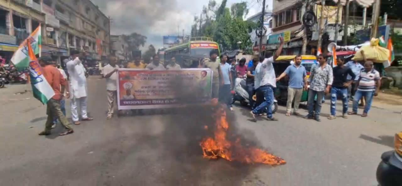 কসবা কান্ডের প্রতিবাদে টায়ার জ্বালিয়ে বিক্ষোভ কংগ্রেসের কসবা কান্ডের প্রতিবাদে টায়ার জ্বালিয়ে বিক্ষোভ কংগ্রেসের