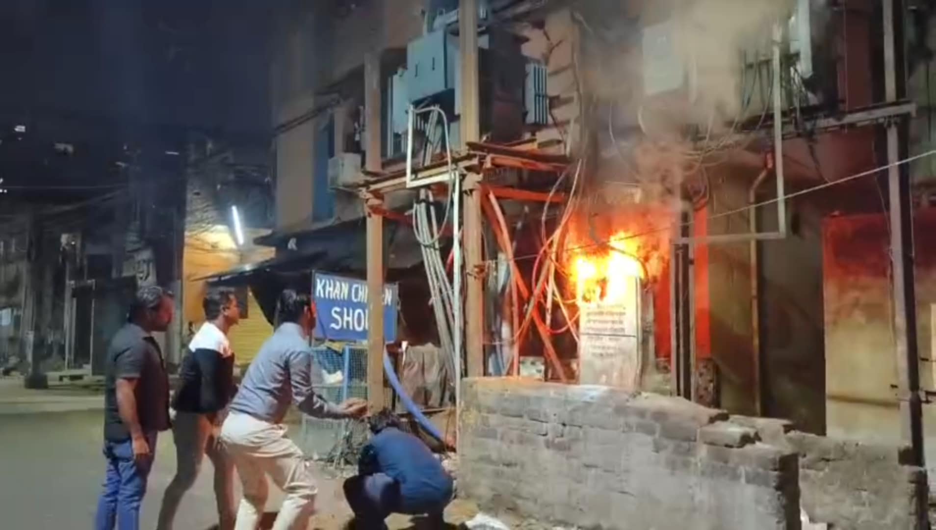 আসানসোল হটন রোডে গভীর রাতে ট্রান্সফারমায় আগুন, ঘটনাস্থলে দমকলের একটি ইঞ্জিন আসানসোল হটন রোডে গভীর রাতে ট্রান্সফারমায় আগুন, ঘটনাস্থলে দমকলের একটি ইঞ্জিন