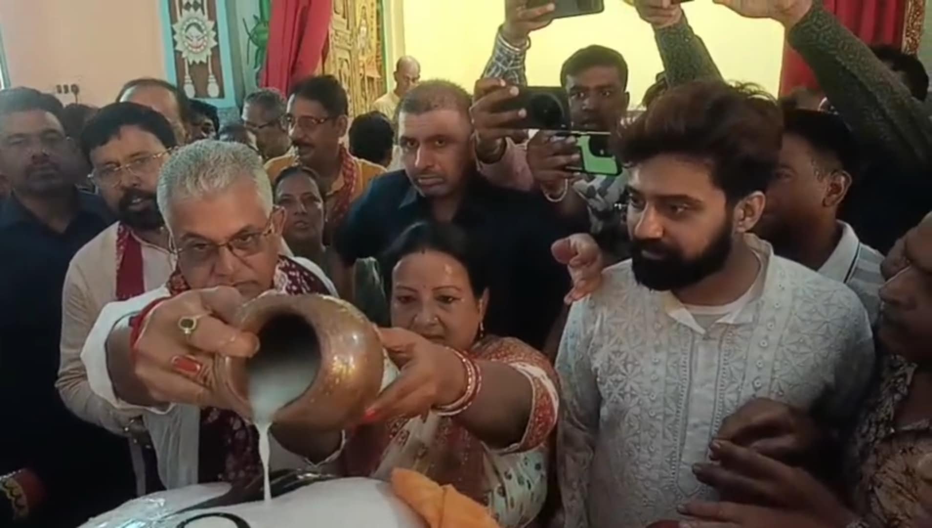 দুর্গাপুরের জগন্নাথ মন্দিরে সস্ত্রিক দিলীপ ঘোষ দুর্গাপুরের জগন্নাথ মন্দিরে সস্ত্রিক দিলীপ ঘোষ