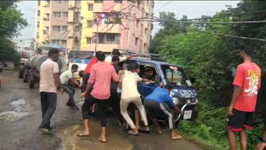 অল্পের জন্য রক্ষা পেলো স্কুল ভ্যান অল্পের জন্য রক্ষা পেলো স্কুল ভ্যান