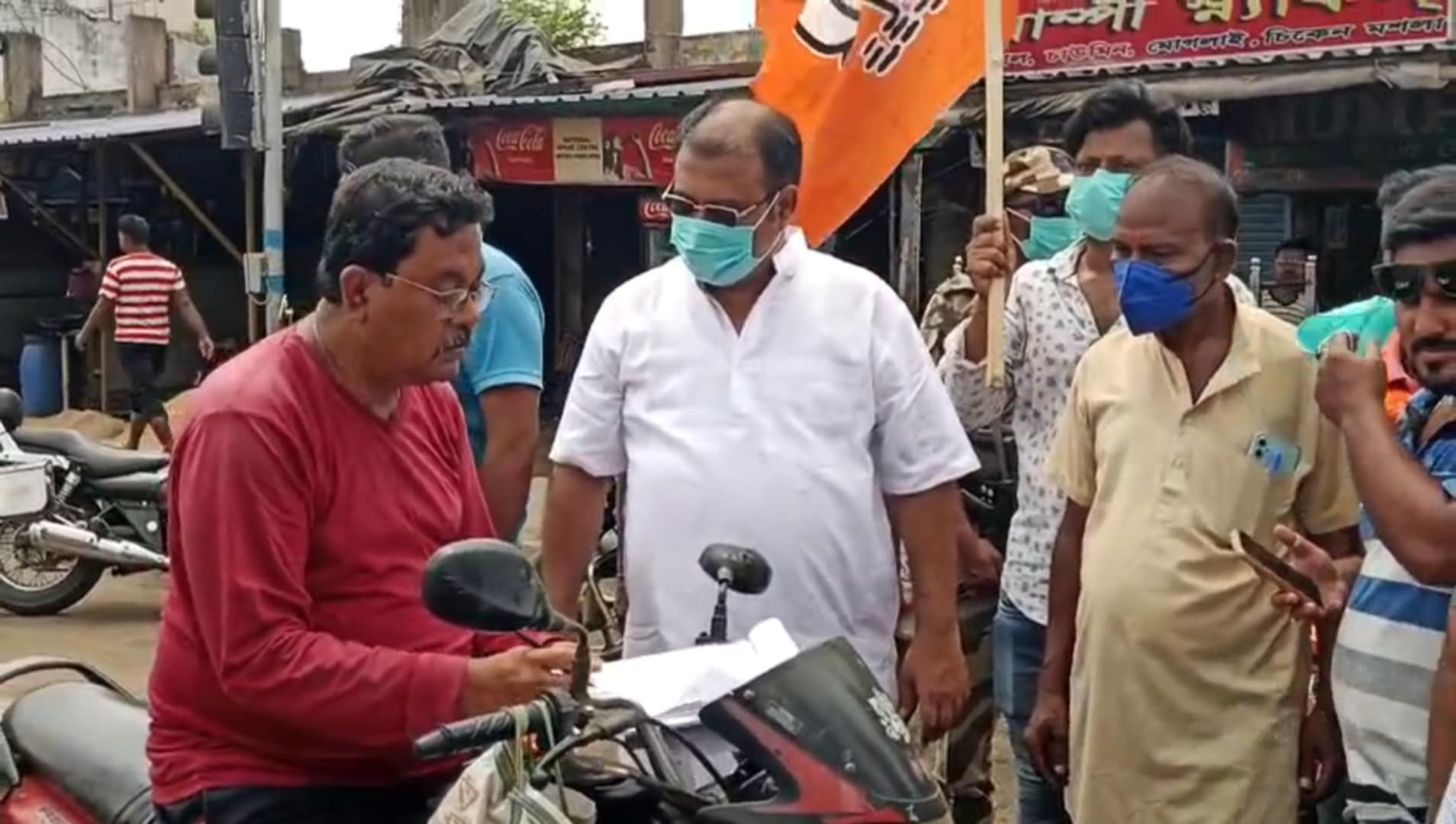 জুবলি মোড় থেকে স্কপ গেট পর্যন্ত রাস্তার কাজ শুরু করার দাবিতে জনমত সংগ্রহে নামলো বিজেপি নেতৃত্ব