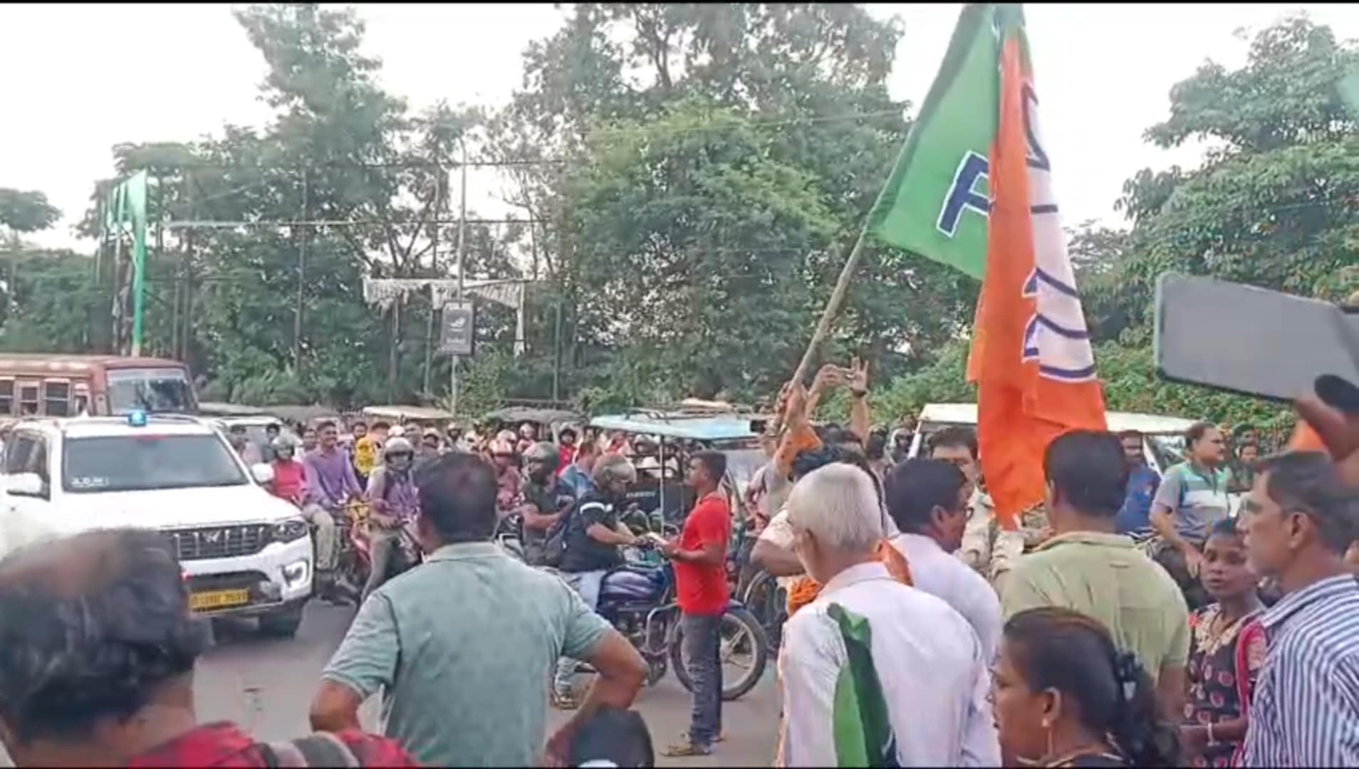 বিধানসভায় বিধায়িকাকে হেনস্থার অভিযোগ, প্রতিবাদে বার্ণপুরে জেলা শাসকের গাড়ী আটকে বিক্ষোভ বিজেপির বিধানসভায় বিধায়িকাকে হেনস্থার অভিযোগ, প্রতিবাদে বার্ণপুরে জেলা শাসকের গাড়ী আটকে বিক্ষোভ বিজেপির