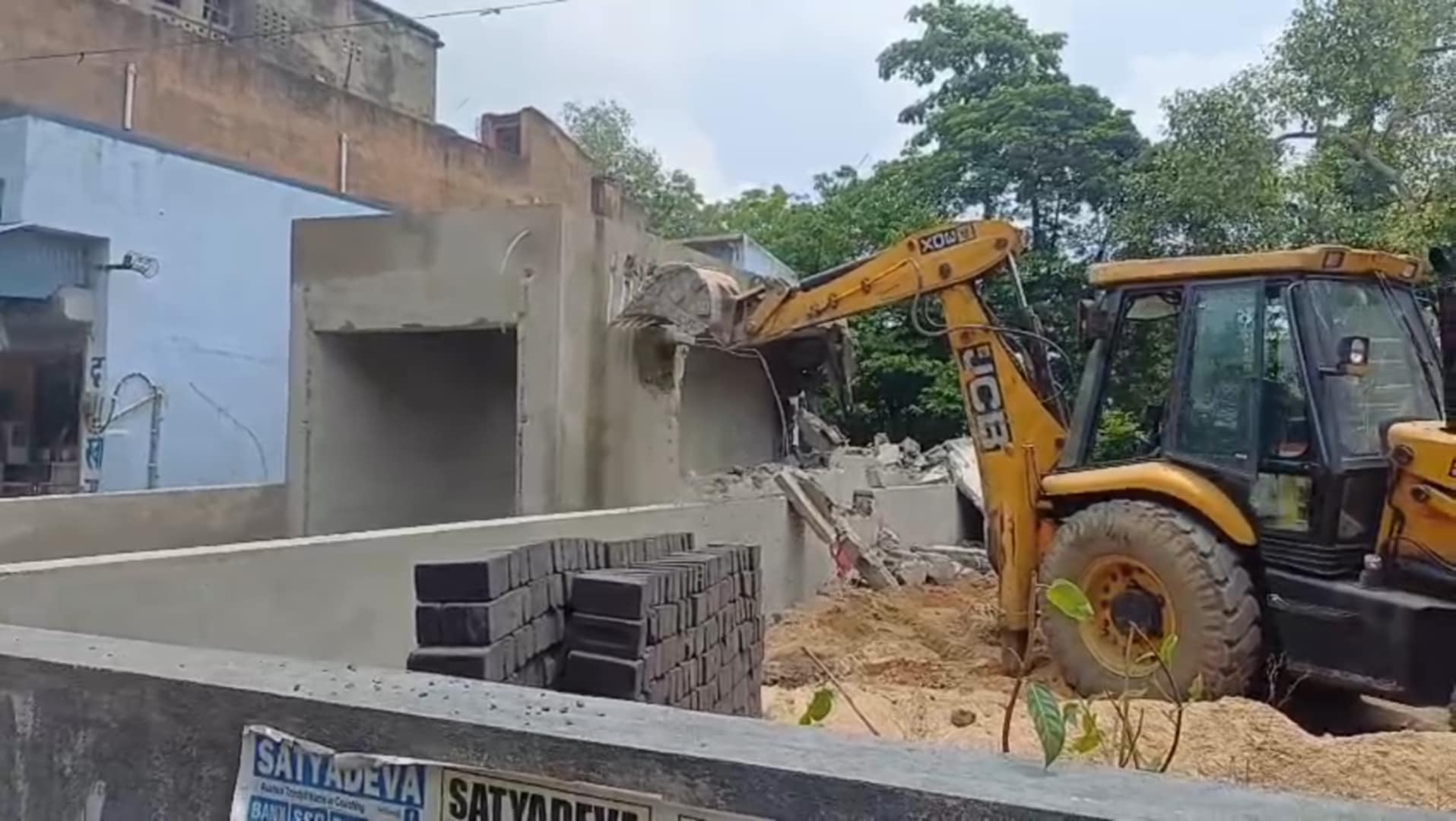 বার্ণপুর স্টেশন রোডের পাশে বুলডোজার দিয়ে বেআইনী নির্মাণ ভাঙল ইস্কো কতৃপক্ষ বার্ণপুর স্টেশন রোডের পাশে বুলডোজার দিয়ে বেআইনী নির্মাণ ভাঙল ইস্কো কতৃপক্ষ