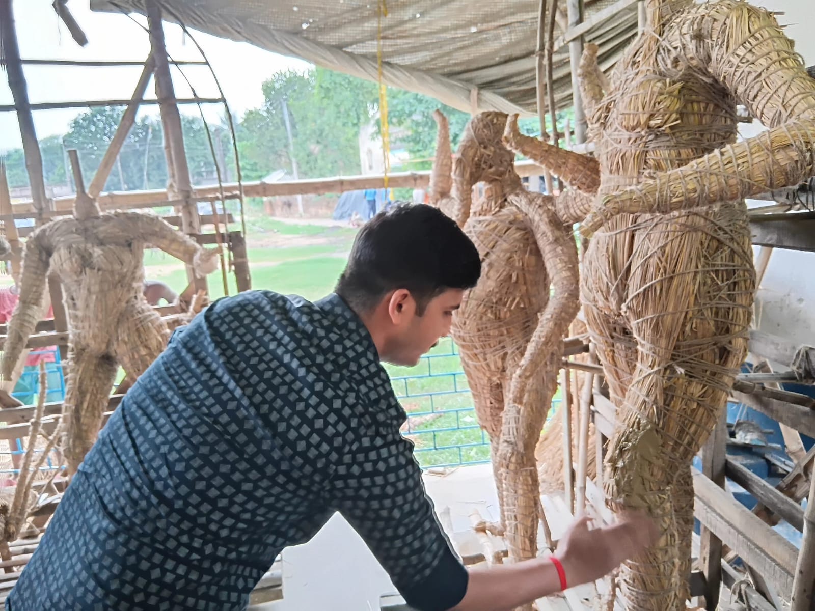 দুর্গা প্রতিমার কাঠামোয় মাটি দিলেন পুলিশ আধিকারিক