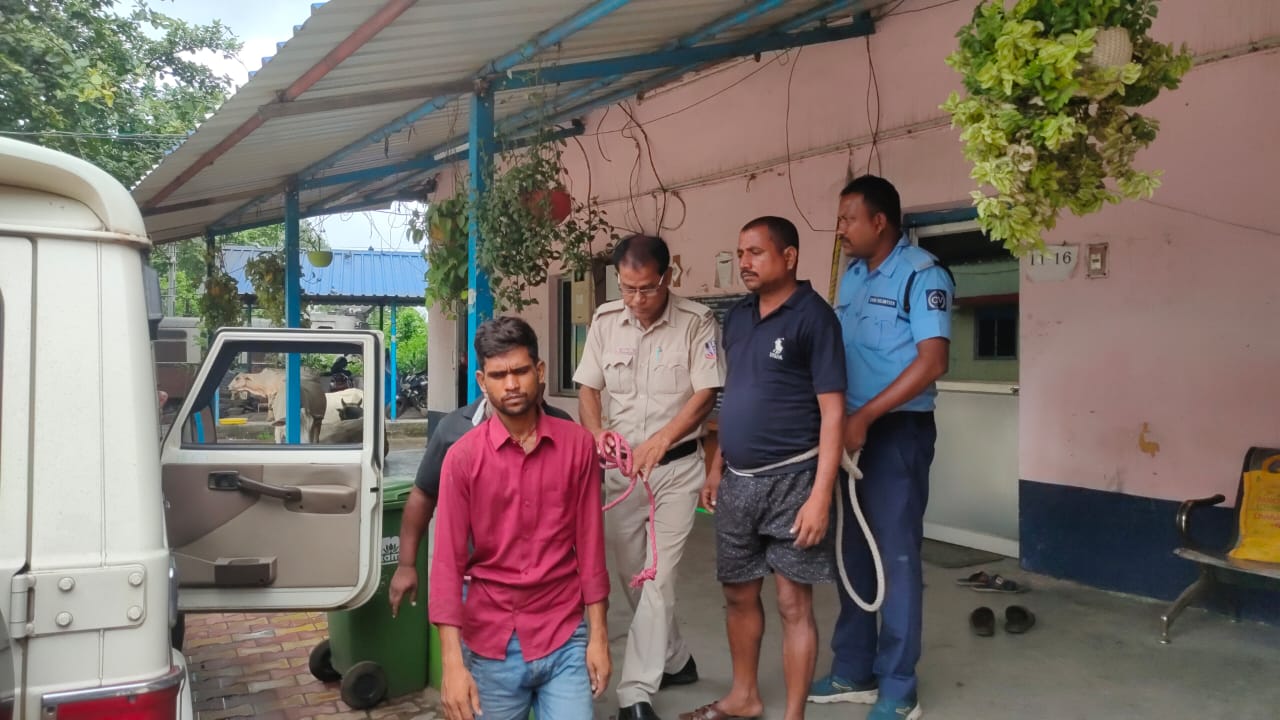 রূপনারায়ানপুর ফাঁড়ির পুলিশের হাতে ধরা পড়লো তিন চোর রূপনারায়ানপুর ফাঁড়ির পুলিশের হাতে ধরা পড়লো তিন চোর