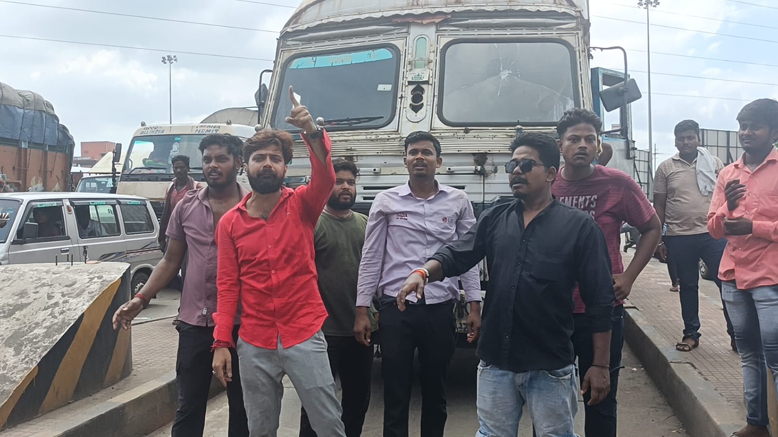 গরু বোঝাই কন্টেনার আটকালো বিজেপির কর্মীরা গরু বোঝাই কন্টেনার আটকালো বিজেপির কর্মীরা