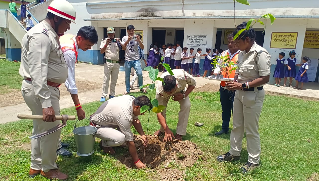 এলাকাবাসীকে সচেতন করার লক্ষ্যে গুসকরা ট্রাফিক গার্ডের উদ্যোগ এলাকাবাসীকে সচেতন করার লক্ষ্যে গুসকরা ট্রাফিক গার্ডের উদ্যোগ