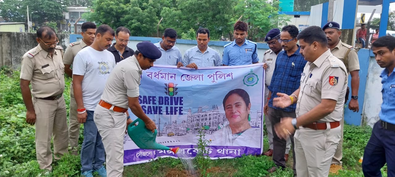 পথ নিরাপত্তা পালনে মঙ্গলকোট থানার পুলিশ